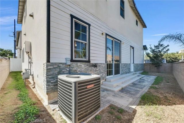 1810 Pomona, Costa Mesa, CA 92627