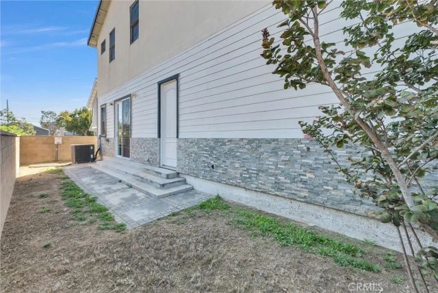 1810 Pomona, Costa Mesa, CA 92627