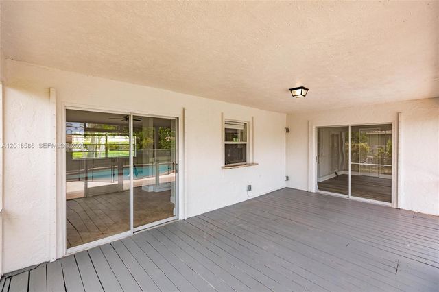 827 NW 87th Ave, Coral Springs, FL 33071