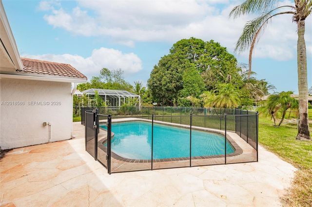 827 NW 87th Ave, Coral Springs, FL 33071