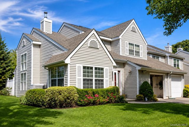 65 Mystic Circle, Bay Shore, NY 11706