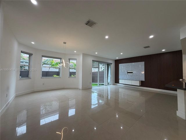 8415 NW 108th Pl, Doral, FL 33178