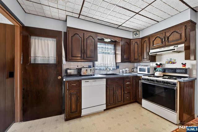 4-16 Bergen Avenue, Fair Lawn, NJ 07410