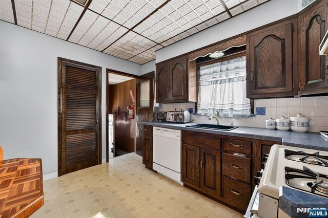 4-16 Bergen Avenue, Fair Lawn, NJ 07410