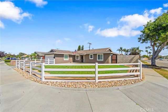 5892 Meadowlark Drive, Huntington Beach, CA 92649
