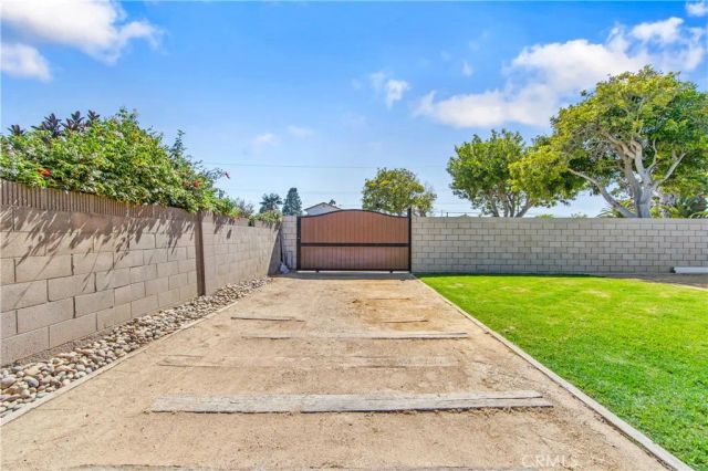 5892 Meadowlark Drive, Huntington Beach, CA 92649