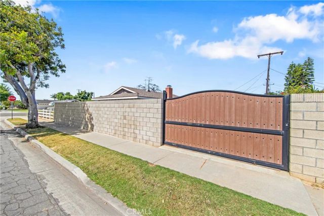 5892 Meadowlark Drive, Huntington Beach, CA 92649