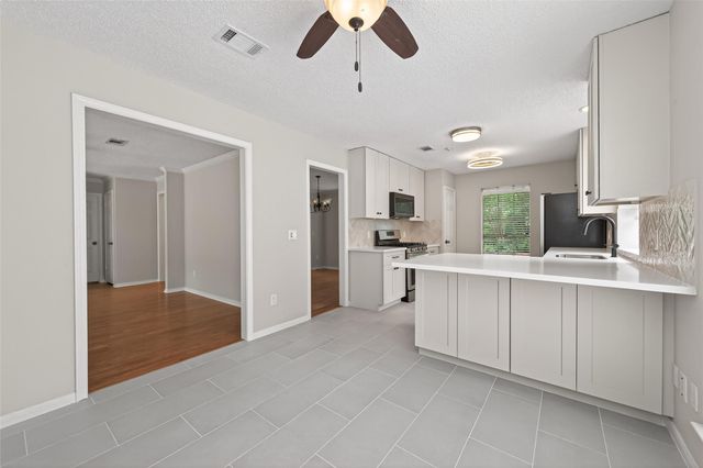 106 Breezy Point Pl, Spring, TX 77381