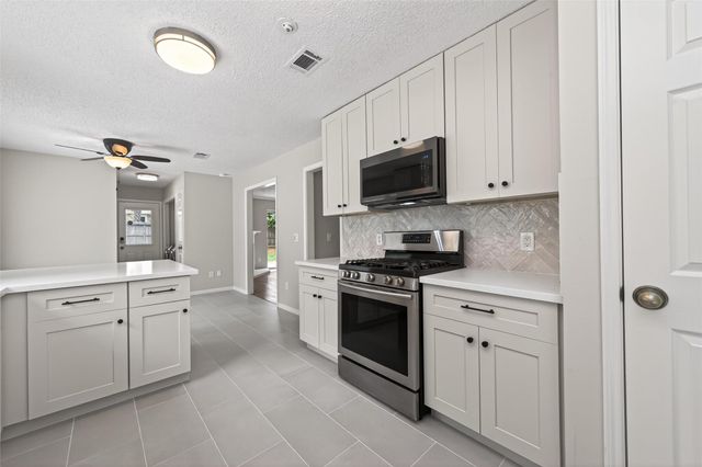 106 Breezy Point Pl, Spring, TX 77381
