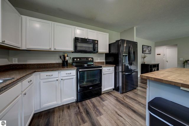 725 Francis Drive, Traverse City, MI 49696