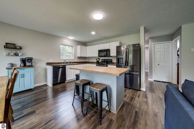 725 Francis Drive, Traverse City, MI 49696