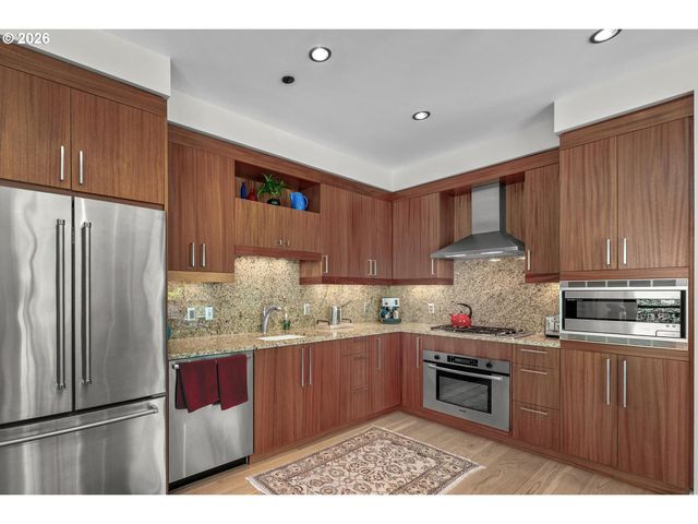 2351 Nw WESTOVER Rd 608, Portland, OR 97210