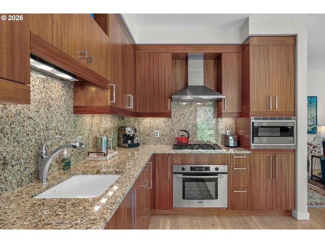 2351 Nw WESTOVER Rd 608, Portland, OR 97210