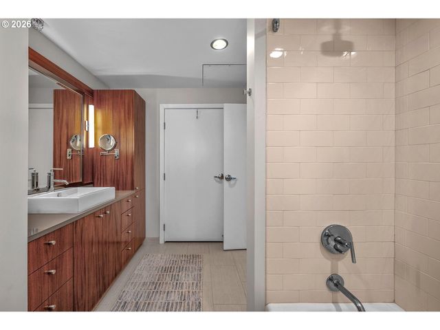 2351 Nw WESTOVER Rd 608, Portland, OR 97210