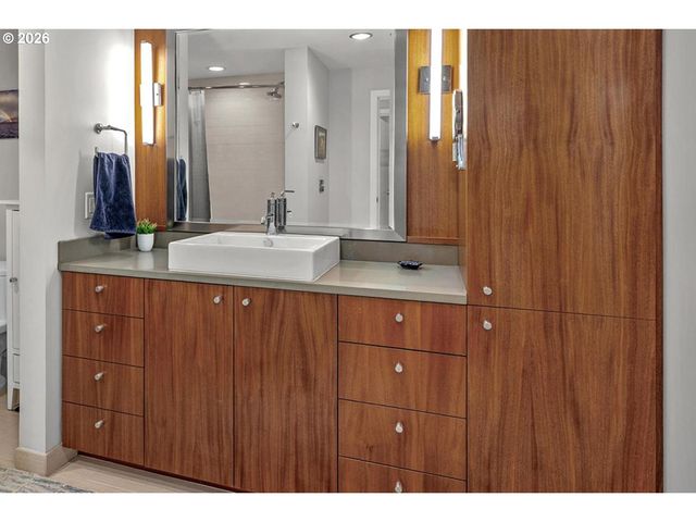 2351 Nw WESTOVER Rd 608, Portland, OR 97210