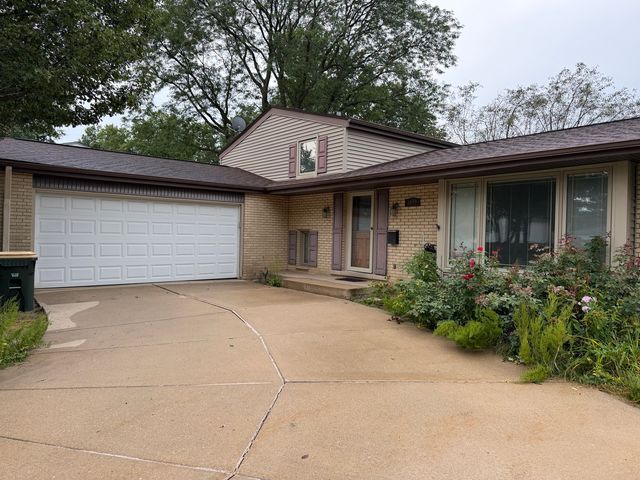 1622 S Surrey Ridge Drive, Arlington Heights, IL 60005