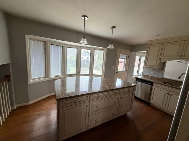 1622 S Surrey Ridge Drive, Arlington Heights, IL 60005