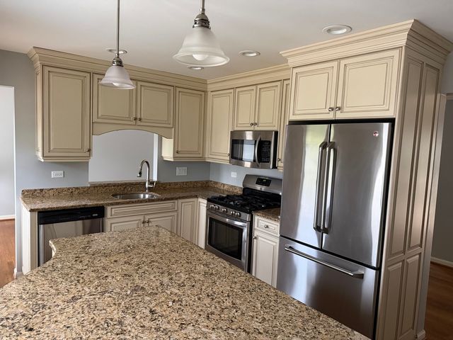 1622 S Surrey Ridge Drive, Arlington Heights, IL 60005