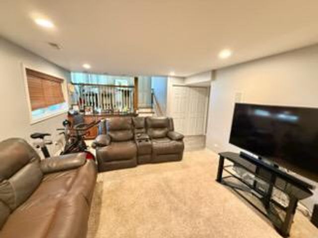 1622 S Surrey Ridge Drive, Arlington Heights, IL 60005