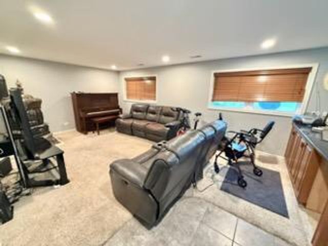1622 S Surrey Ridge Drive, Arlington Heights, IL 60005