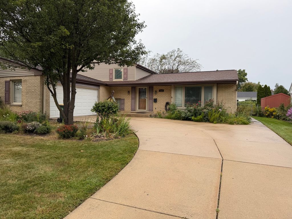 1622 S Surrey Ridge Drive, Arlington Heights, IL 60005