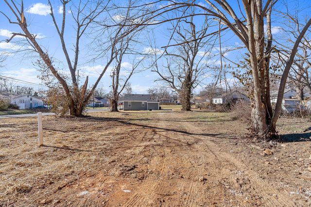 2435 W Calhoun Street, Springfield, MO 65802