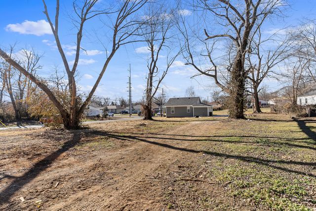 2435 W Calhoun Street, Springfield, MO 65802