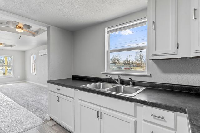 2435 W Calhoun Street, Springfield, MO 65802