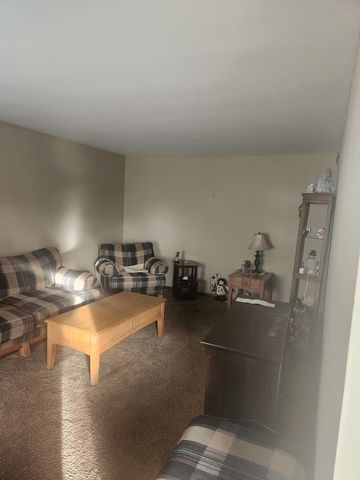 8151 S Commercial Avenue, Chicago, IL 60617