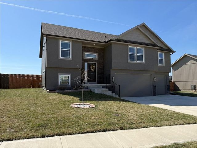 1205 NW 3rd Street, Oak Grove, MO 64075