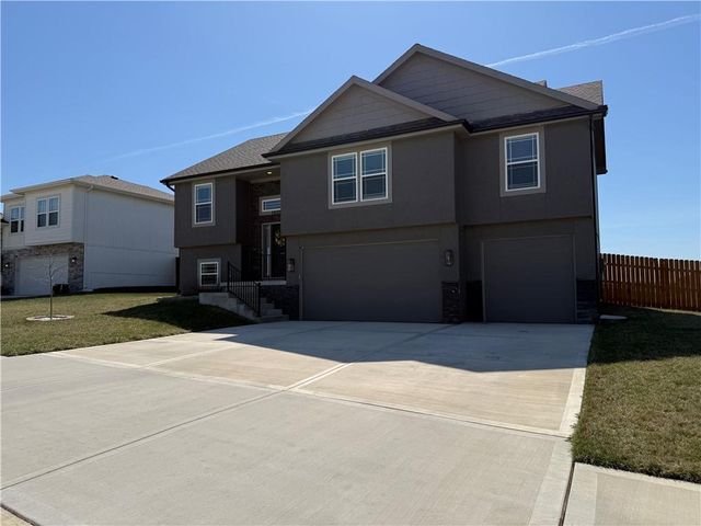 1205 NW 3rd Street, Oak Grove, MO 64075