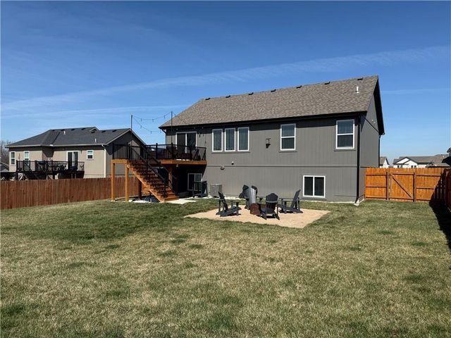 1205 NW 3rd Street, Oak Grove, MO 64075