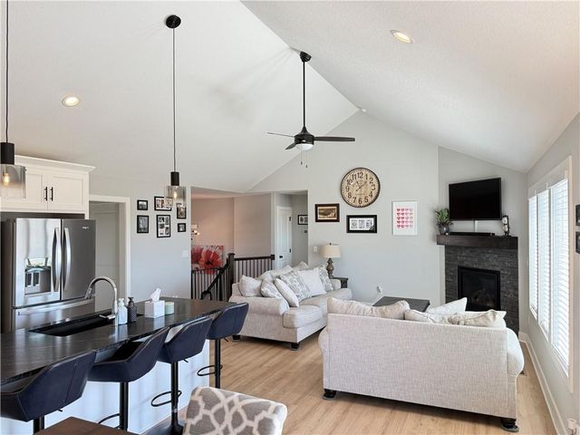 1205 NW 3rd Street, Oak Grove, MO 64075