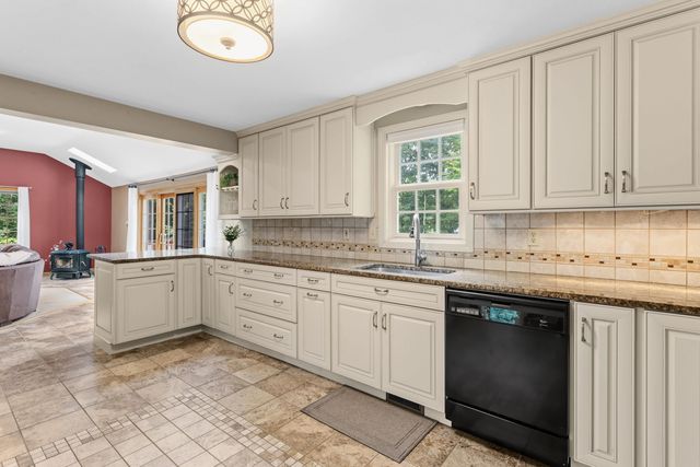 21 Kristin Drive, Derry, NH 03038