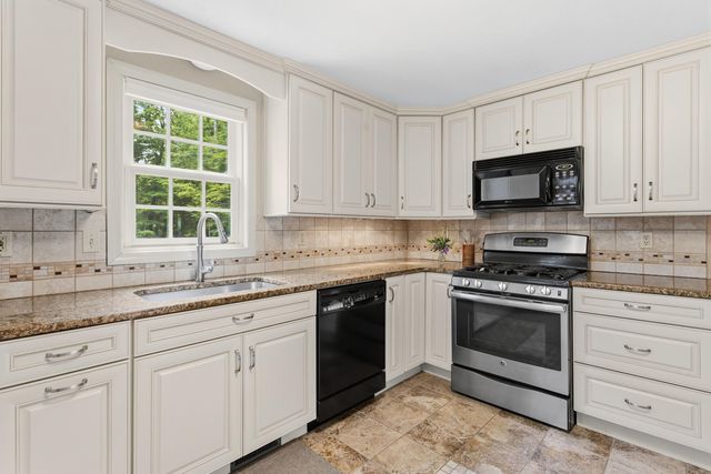 21 Kristin Drive, Derry, NH 03038