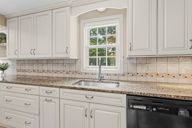 21 Kristin Drive, Derry, NH 03038