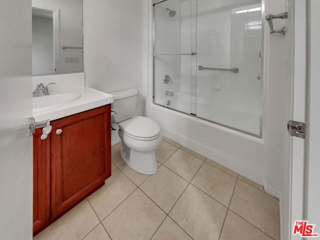 5692 Como Circle 34, Woodland Hills, CA 91367