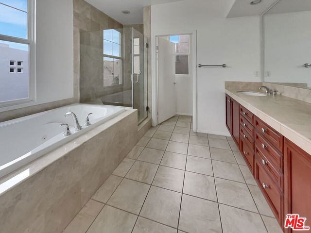 5692 Como Circle 34, Woodland Hills, CA 91367