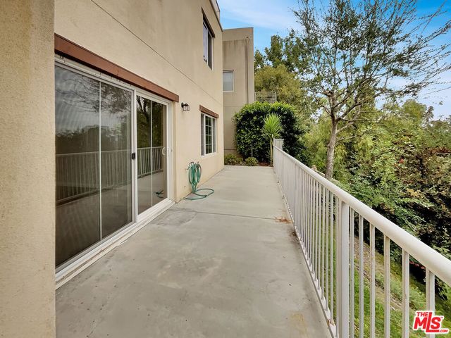 5692 Como Circle 34, Woodland Hills, CA 91367