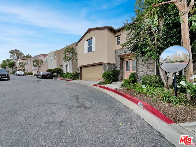 5692 Como Circle 34, Woodland Hills, CA 91367