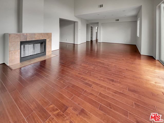 5692 Como Circle 34, Woodland Hills, CA 91367