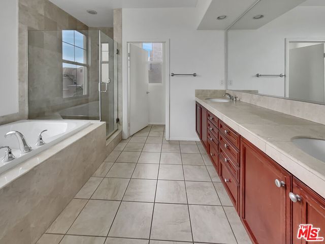 5692 Como Circle 34, Woodland Hills, CA 91367