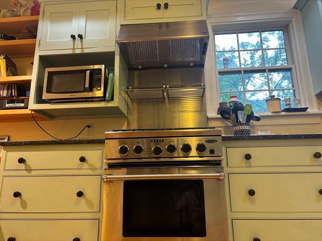 100 Dana, Amherst, MA 01002
