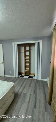 5913 Prestwood Ct, Louisville, KY 40219