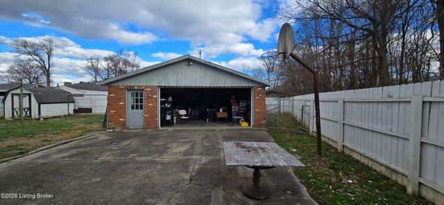 5913 Prestwood Ct, Louisville, KY 40219