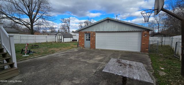 5913 Prestwood Ct, Louisville, KY 40219