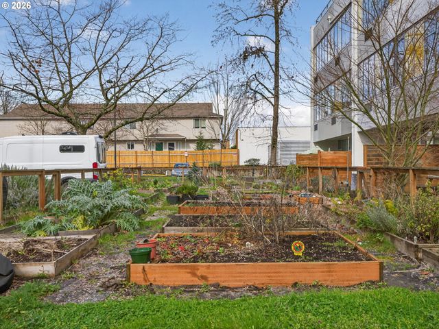 900 Ne 81ST Ave 314, Portland, OR 97213