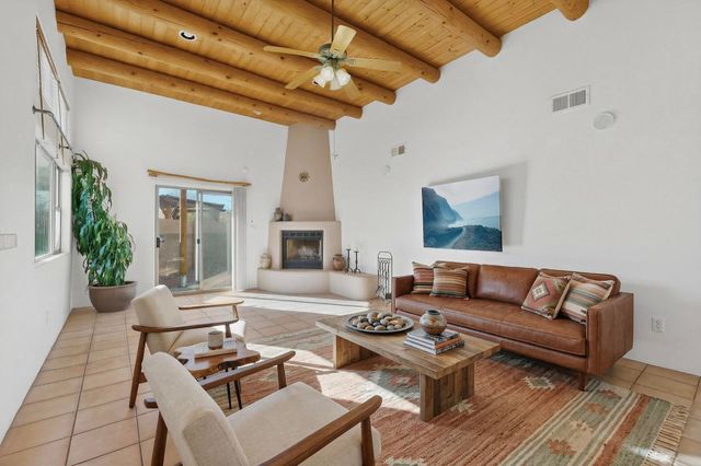 9623 Vista Casitas Drive NW, Albuquerque, NM 87114