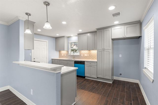 2106 22nd Avenue N, Texas City, TX 77590