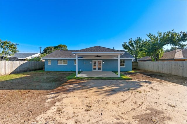 2106 22nd Avenue N, Texas City, TX 77590